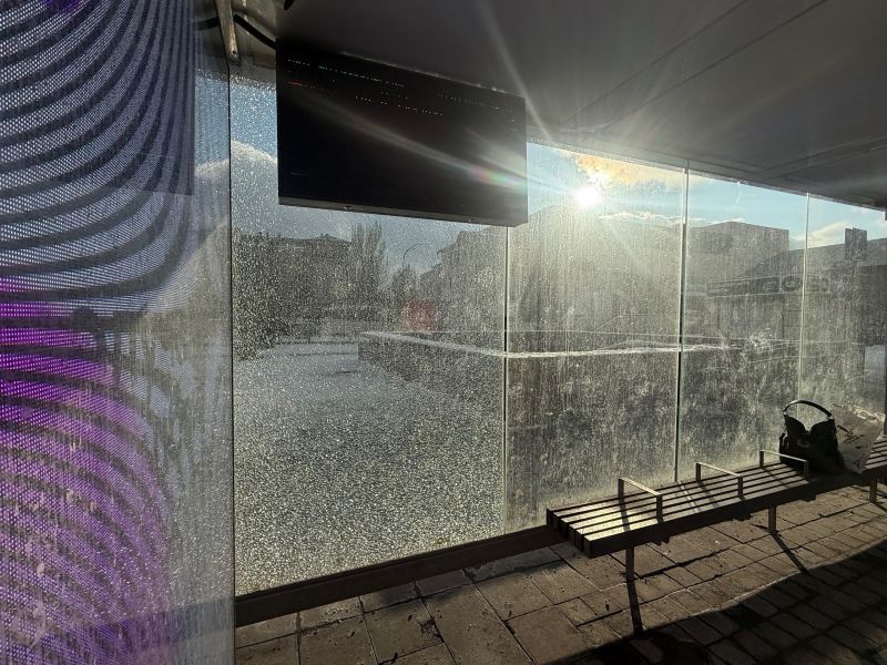 Неизвестные разбили "умную" остановку в центре Ростова