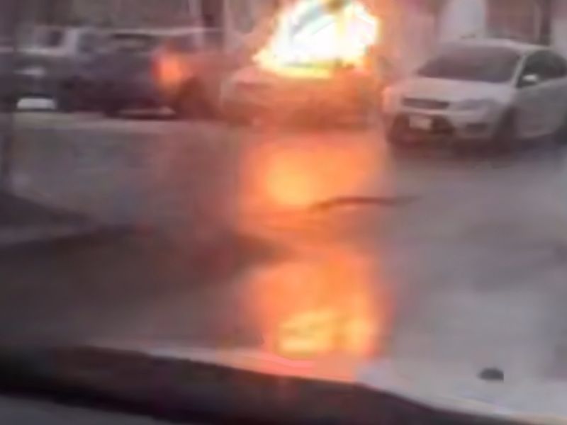 В Ростове на Западном сгорела легковушка