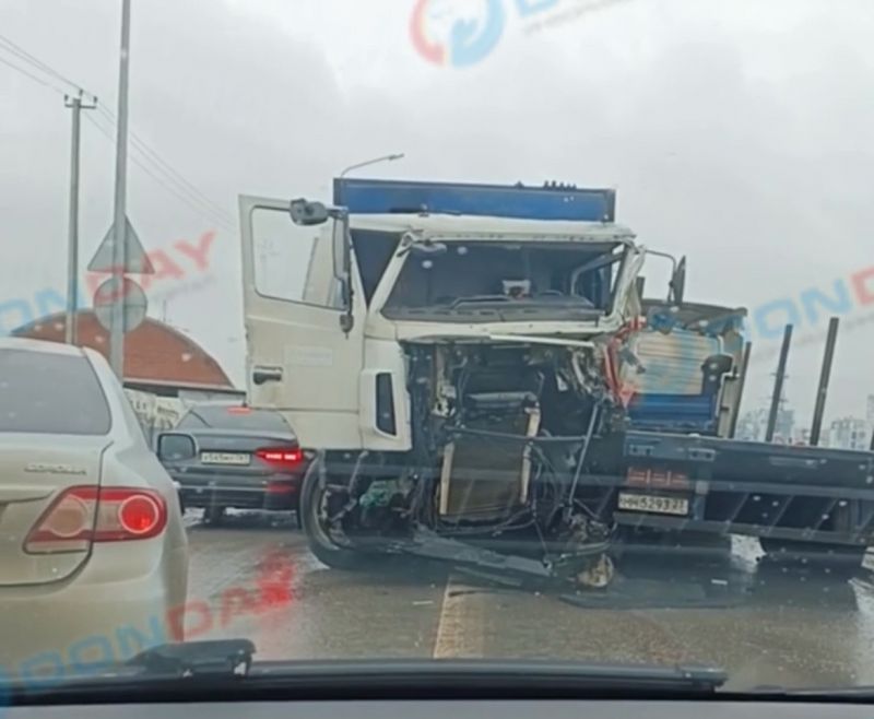 На проспекте 9 Мая в Ростове перекрыли дорогу после ДТП