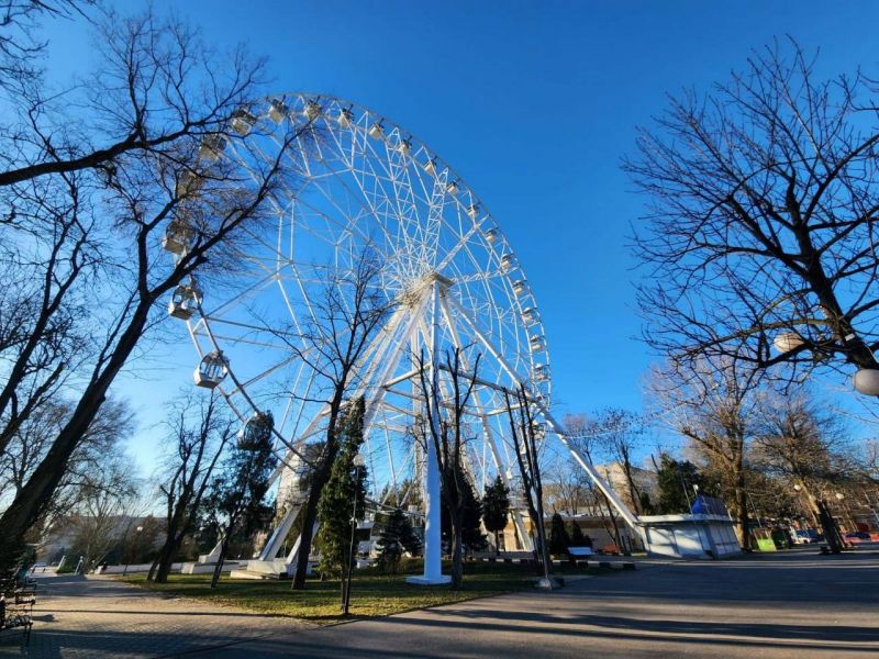 В Ростове из-за непогоды перестало работать колесо обозрения