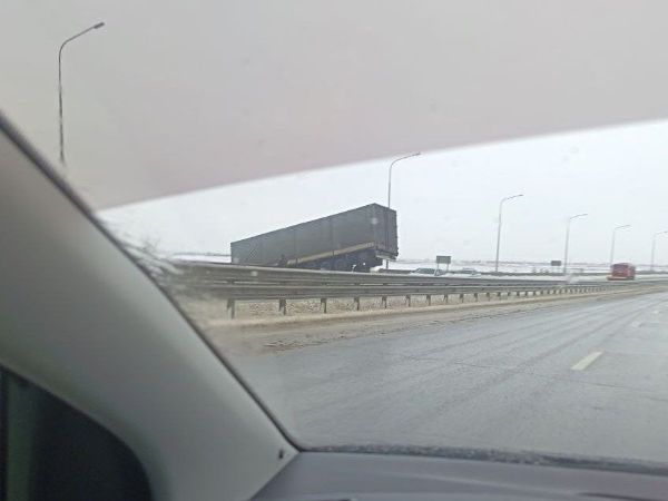 На автодороге под Азовом в Ростовской области фура слетела в кювет