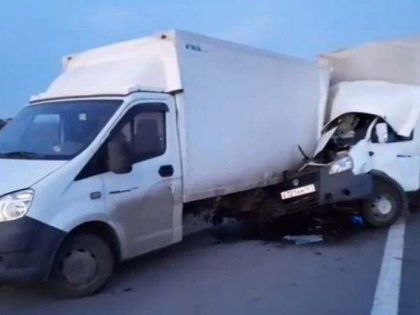 Водитель пострадал в ДТП с двумя «ГАЗелями» на автодороге под Ростовом
