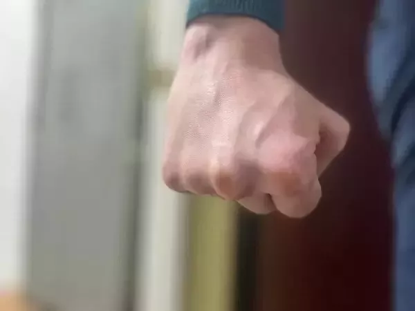 В Батайске двое подростков унизили и избили 17-летнего парня