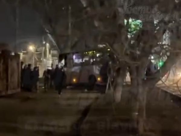 В Ростове на Шолохова пассажирский автобус впечатался в столб