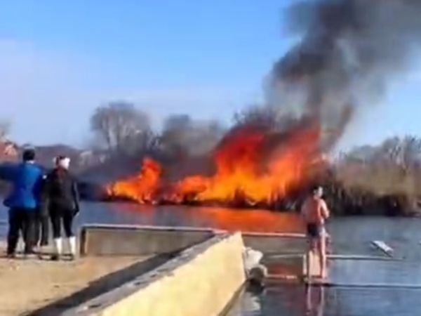 В Ростове на роднике Сурб-Хач воспламенился камыш