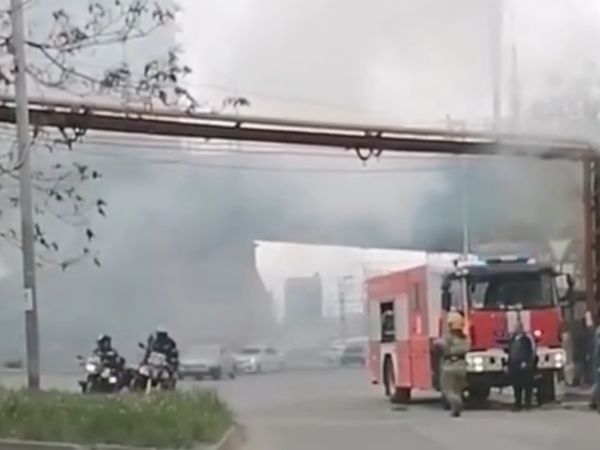 Под мостом Сиверса в Ростове вспыхнула бесхозная постройка