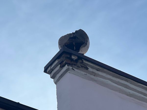 В Азове упавший с крыши кусок каменного шара едва не пришиб прохожих