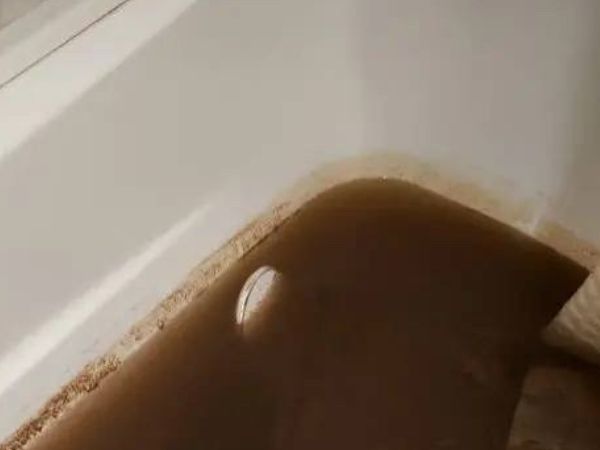 В домах у жителей Левенцовки из кранов потекла мутная вода