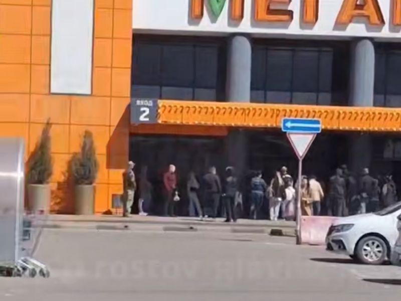 В Ростове эвакуировали ТЦ Мегамаг, сообщают, очевидцы