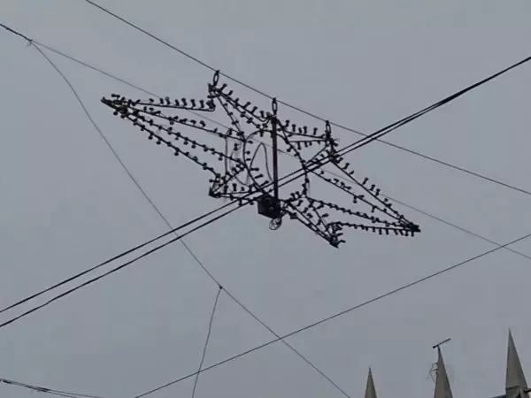 В Ростове-на-Дону больше года не могут убрать оставленный на проводах ЛЭП новогодний декор