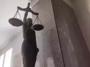 Возле зданий судов Ростовской области собрались экстренные службы