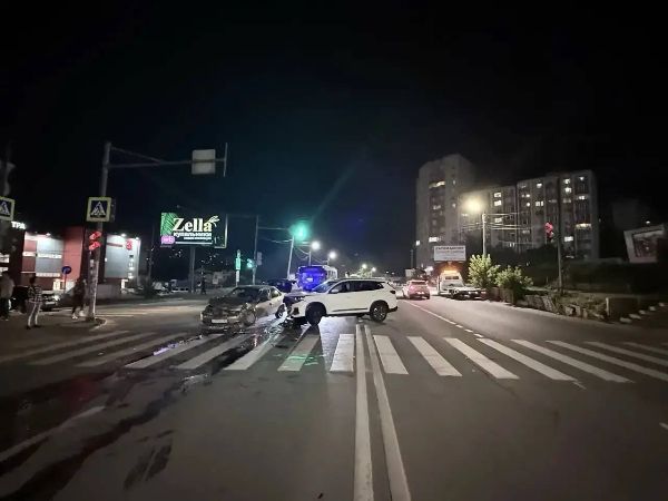 Водитель и пассажир пострадали в жестком ДТП на Лелюшенко в Ростове
